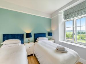 twee bedden in een kamer met een raam bij Kent View Apartment in Lindale +8 foto's