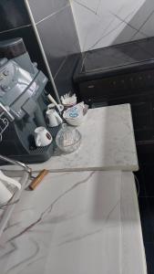 un bancone della cucina con una macchina da cucire di Apartment Marković a Bijeljina