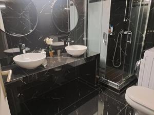 Koupelna v ubytování NAFPAKTOS Beach luxury Suites + 90 fotografií