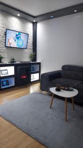 un soggiorno con un divano e un tavolino da caffè di Apartment Marković a Bijeljina