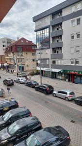 un gruppo di auto parcheggiate sul lato di una strada di Apartment Marković a Bijeljina