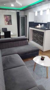 un soggiorno con un divano e un tavolo di Apartment Marković a Bijeljina