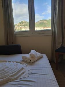 Postel nebo postele na pokoji v ubytování NAFPAKTOS Beach luxury Suites