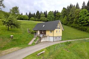 una casa amarilla al lado de una carretera en Landeckhof, en Oberwolfach