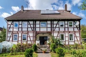 a house with solar panels on the roof at Ferienwohnung am Vogler in Holenberg
