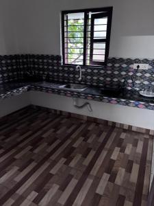 eine Küche mit Spüle und Fenster in der Unterkunft Drifters Surf Eat Stay in Kappil + 4 Fotos