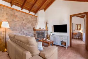 a living room with a couch and a fireplace at Volcán 16 in Tanque