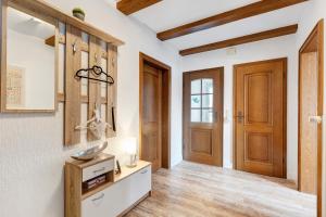 Un pasillo con puertas de madera y suelos de madera. en Ferienwohnung Blumenau, en Schmallenberg