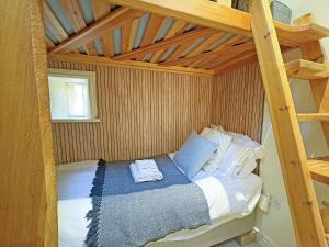 Waltham on the WoldsThe Stables的一间卧室配有带梯子的双层床