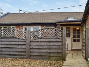 Waltham on the WoldsThe Stables的房屋前的木栅栏