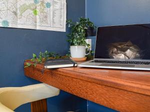 Una televisión o centro de entretenimiento en The Stables