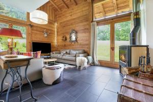 レ・ズッシュにあるChalet Taconnaz - Warm & Cosy 3BR Chalet with Fireplace in Nature - By Cozee Rentalsのソファと暖炉のあるリビングルーム