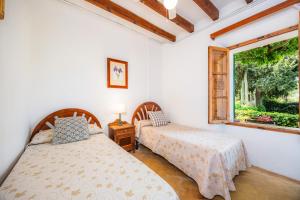 フォルナルッチにあるCas Patró Lau Bisのベッド2台と窓のある寝室 +24枚の写真