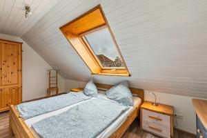 un dormitorio con una cama y una ventana en Kleiner Leuchtturm - Steuerbord, en Fehmarn