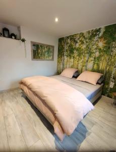 ein Schlafzimmer mit zwei Betten und einem Gemälde an der Wand in der Unterkunft Chez Stef in Marckolsheim