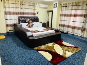 a bedroom with a bed with a leather headboard at Hotel Green View in Ilām