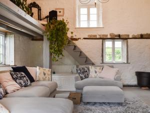 High HamCamelot的客厅设有两张沙发和一个楼梯