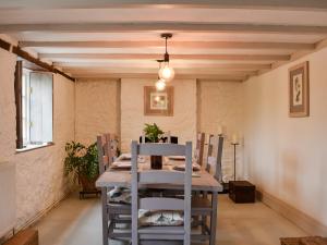 High HamCamelot的配有木桌椅的餐厅