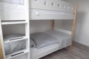 - une petite chambre avec des lits superposés dans l'établissement Nordsee Park Haus Friesland 7 P113, à Dangast