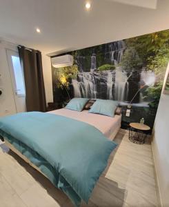 ein Schlafzimmer mit einem Bett und einem Gemälde an der Wand in der Unterkunft Chez Stef in Marckolsheim