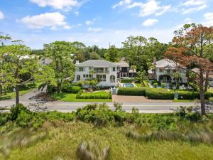 eine Luftaufnahme eines großen weißen Hauses in der Unterkunft Via Serena - 3 Via Serena in Saint Simons Island