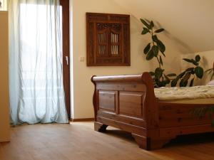 FreiamtにあるFerienwohnung Weitblickのベッドルーム1室(ベッド1台付)、植物のある窓が備わります。