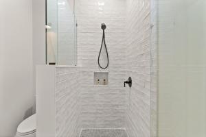 Koupelna v ubytování Lillie's Oasis - 400 Kelsall Ave + 20 fotografií