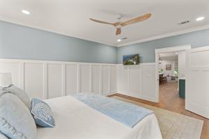 Postel nebo postele na pokoji v ubytování Lillie's Oasis - 400 Kelsall Ave