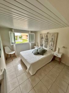 een slaapkamer met een groot bed en een raam bij Grand Chalet pour 6 à 8, wifi in Gruissan