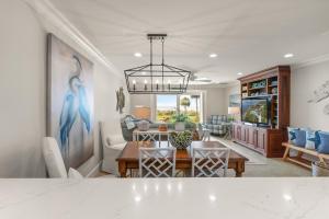 ein Esszimmer und ein Wohnzimmer mit einem Esstisch in der Unterkunft Big Blue - 1108 Beachview Drive in Demere Park