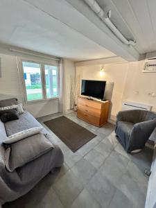 een slaapkamer met een bed en een flatscreen-tv bij Grand Chalet pour 6 à 8, wifi in Gruissan +26 foto's