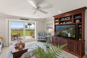 ein Wohnzimmer mit Flachbildfernseher in der Unterkunft Big Blue - 1108 Beachview Drive in Demere Park