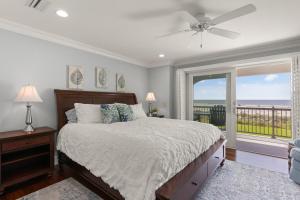 ein Schlafzimmer mit einem Bett und Meerblick in der Unterkunft Big Blue - 1108 Beachview Drive in Demere Park