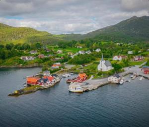een luchtfoto van een kleine haven met boten in het water bij Eldur Seaside Cabin in Stavang
