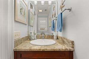 ein Badezimmer mit Waschbecken und Spiegel in der Unterkunft Big Blue - 1108 Beachview Drive in Demere Park + 18 Fotos