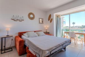 een slaapkamer met een bed en een balkon bij Appartement Azur et Lavande in Fréjus