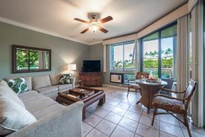 ワイレアにあるGrand Champions 179 · GC 179 Last Minute Deal at 3BD Wailea Condのソファとテーブルのあるリビングルーム