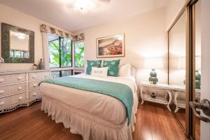 ワイレアにあるGrand Champions 179 · GC 179 Last Minute Deal at 3BD Wailea Condの大きなベッドと窓のある寝室 +42枚の写真
