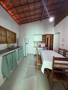 Una cocina con una mesa y sillas en una habitación. en Flor de Lótus - Ilha de Boipeba, en Isla de Boipeba