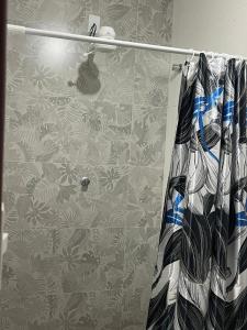 Una cortina de ducha que está colgada en un baño. en Flor de Lótus - Ilha de Boipeba, en Isla de Boipeba