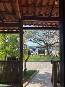 vistas a un parque con bancos y árboles en Flor de Lótus - Ilha de Boipeba, en Isla de Boipeba 21 fotos más