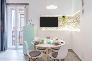 Μια τηλεόραση ή/και κέντρο ψυχαγωγίας στο Cavour 45 Ortigia