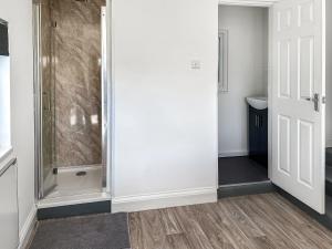 a bathroom with a shower with a glass door at Revita in Hale