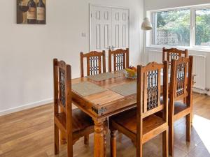 a dining room table with chairs and a wooden table at Revita in Hale