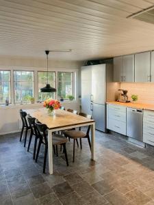 eine Küche mit einem Holztisch und einigen Stühlen in der Unterkunft Lakeside Holiday Home With Sauna Near Karlskoga in Karlskoga