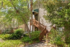 Harbour Oaks, Unit 618 في Demere Park: منزل على جانبه درج خشبي