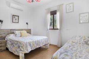 プラド・デル・レイにあるFinca Arroyueloのベッド2台と窓のある寝室 +22枚の写真