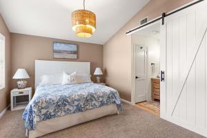 Harbour Oaks, Unit 618 في Demere Park: غرفة نوم بسرير عليها قطة +14 صورة