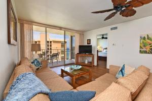 カハナにあるRoyal Kahana 1020 · RK 1020 BeachFront 2BD Condo w Ocean Views Aのソファと天井ファンのあるリビングルーム