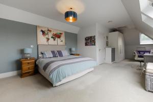 Ένα ή περισσότερα κρεβάτια σε δωμάτιο στο Luxury Mansion Farnham pool gym EV Charger +36 φωτογραφίες